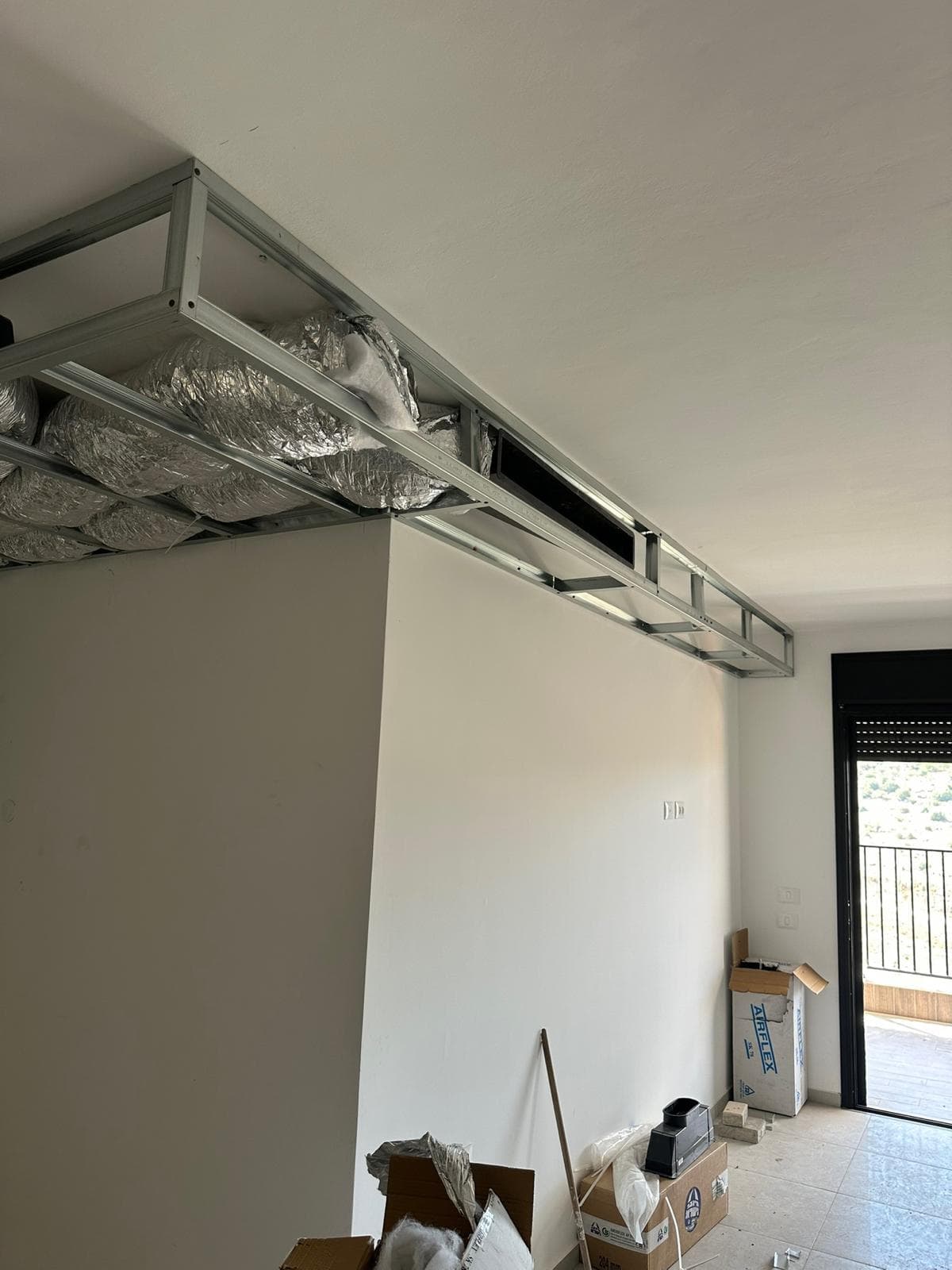 התקנת מסגרת תעלות מיזוג אוויר בתקרה לפני סגירת גבס