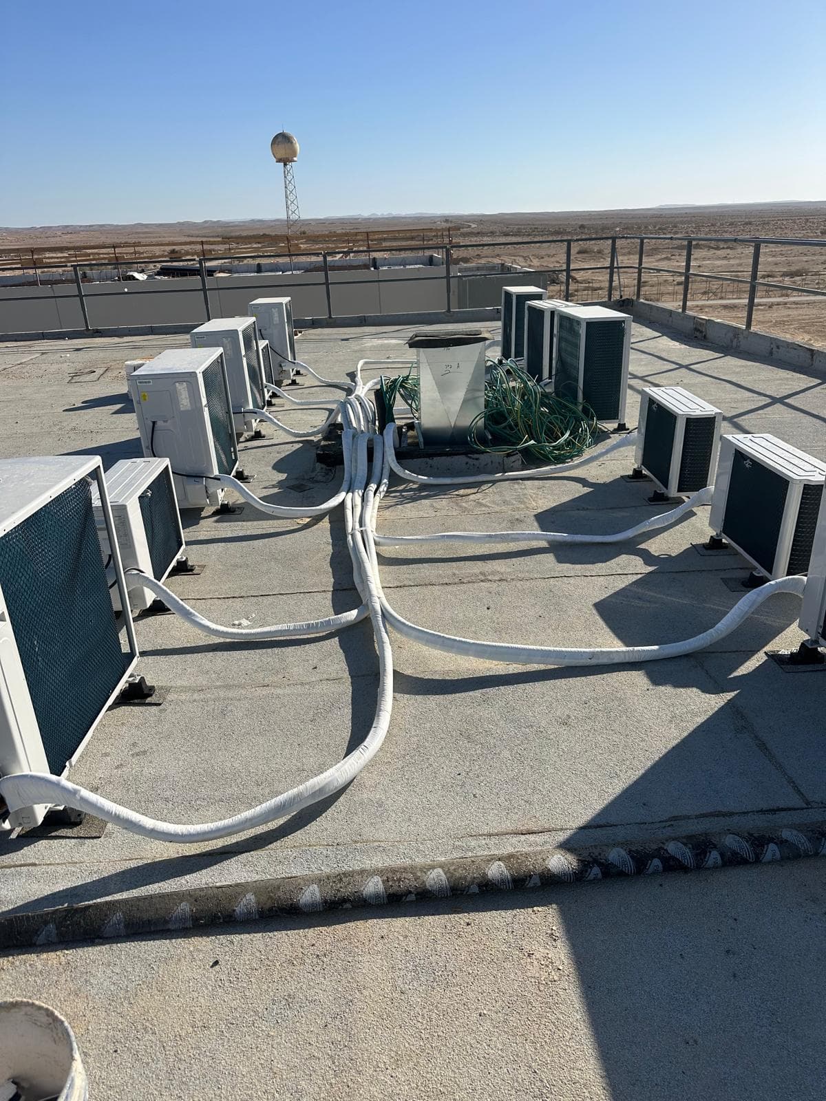 התקנת יחידות חוץ של מערכת מולטי אינוורטר על גג