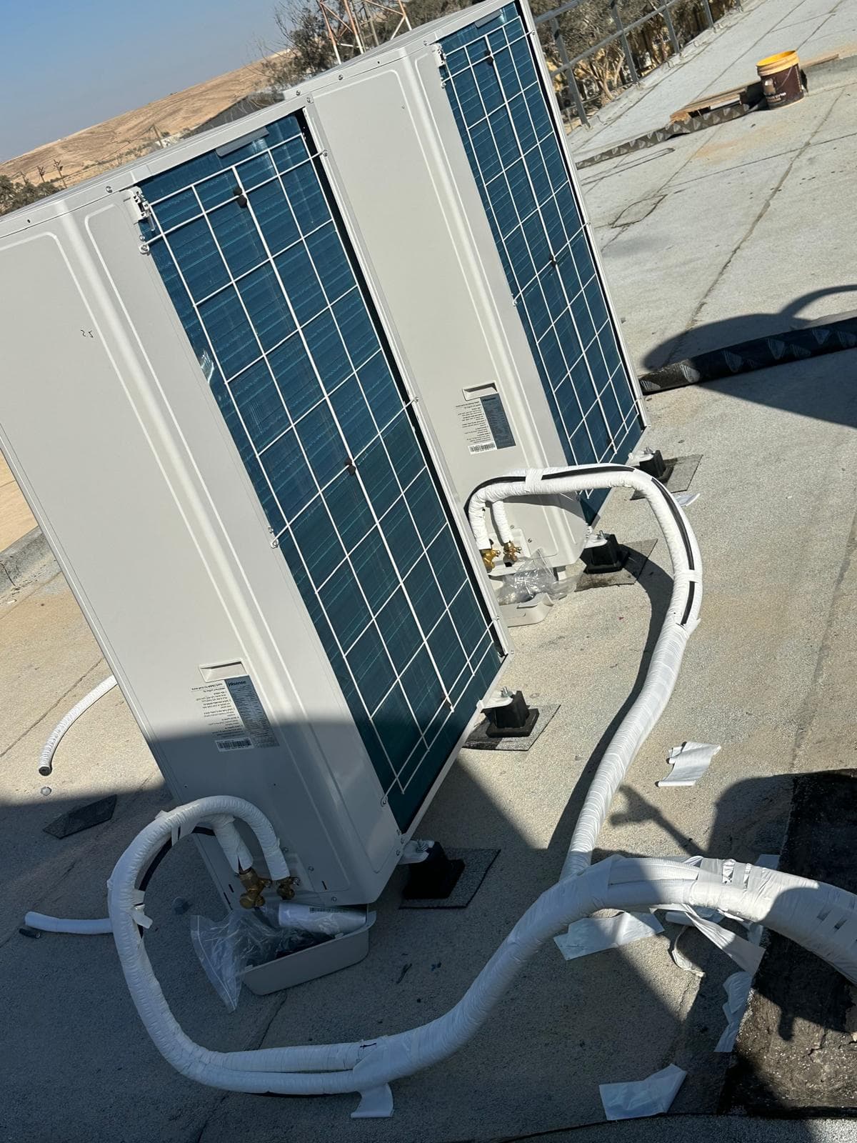 התקנת יחידות VRF חיצוניות על גג מבנה מסחרי